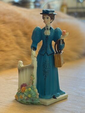 AVON | 2009 Miss Albee Porcelain Presidents Club Miniature Figurines Collectible